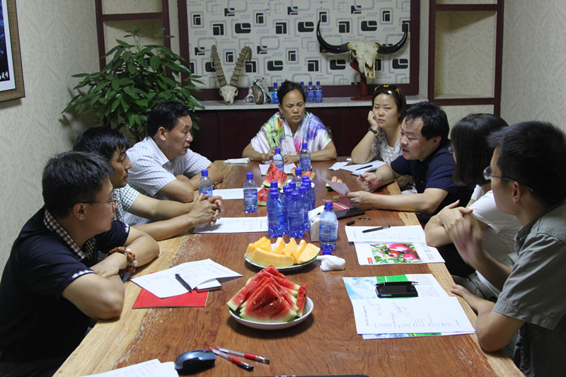 媒體團(tuán)隊(duì)為新疆圭柏種植農(nóng)民專業(yè)合作社做深度報(bào)道
