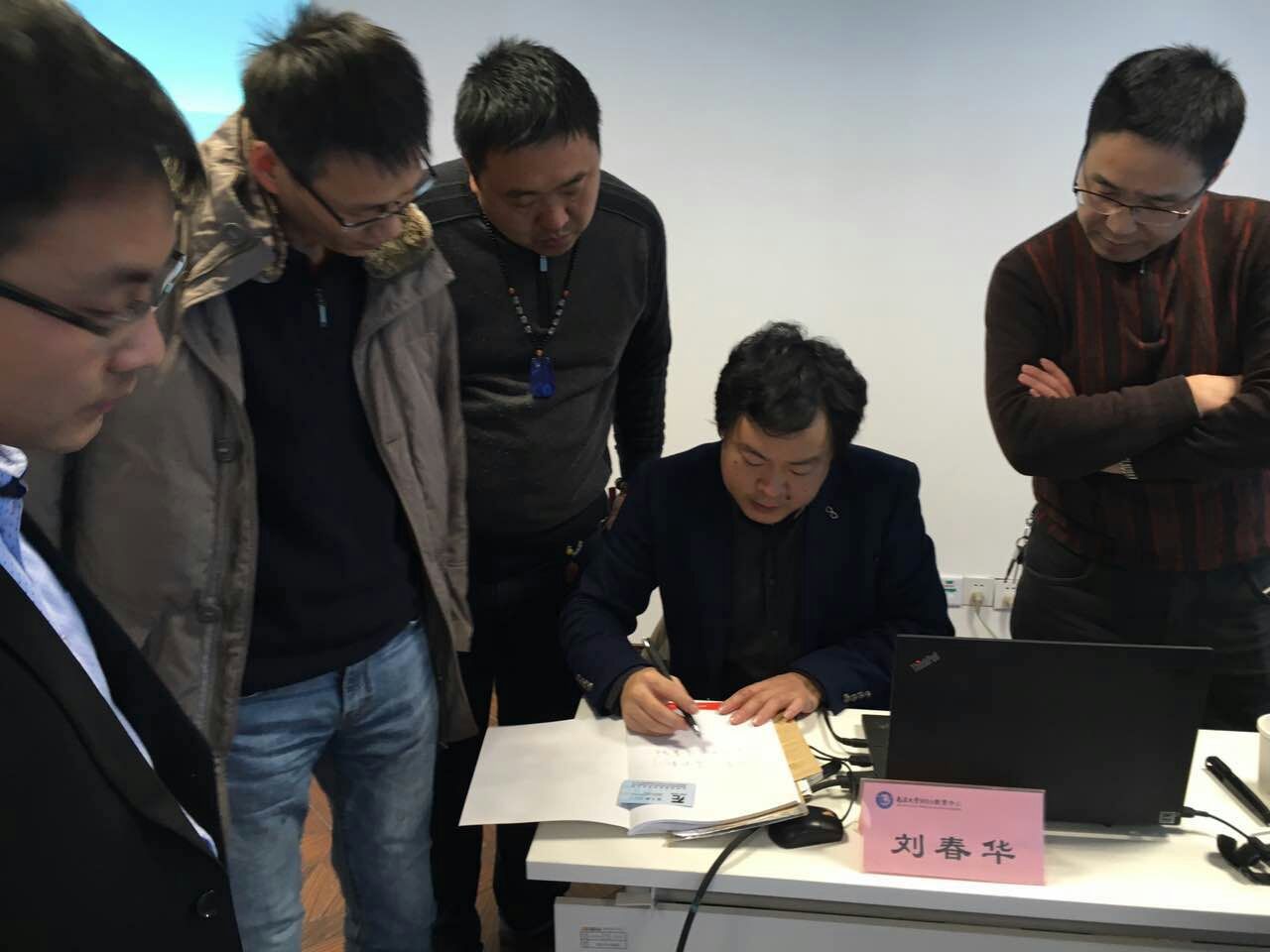 劉春華老師在南昌大學(xué)被人圍堵？