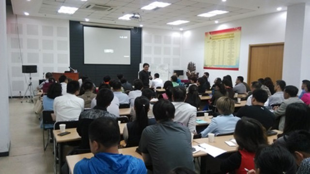 劉春華為山大青島總裁班沙龍授課——《尋找企業(yè)轉(zhuǎn)型之營(yíng)銷八大“拐點(diǎn)”》
